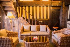 Ruang duduk di Black Forest Manor