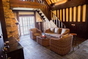 Ruang duduk di Black Forest Manor