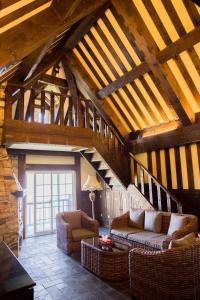 Ruang duduk di Black Forest Manor