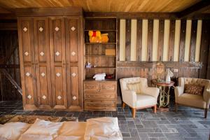 Ruang duduk di Black Forest Manor