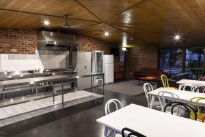 A kitchen or kitchenette at BIG4 Albury Tourist Park