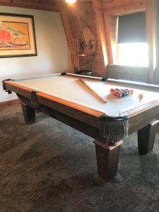 Biliár nebo kulečník v ubytování Drift Lodge