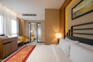 Postel nebo postele na pokoji v ubytování MPalace Hotel KL