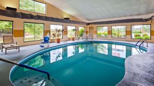 a large swimming pool in a room with windows at Best Western Plus Strawberry Inn & Suites in Knoxville