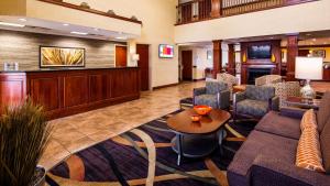 a lobby of a hotel with a waiting room at Best Western Plus Strawberry Inn & Suites in Knoxville