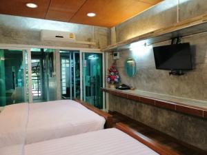 TV at/o entertainment center sa Loei Huen Hao Hug Home&Resort