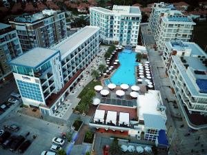 Letecký snímek ubytování GrandBlue Resort & Beachclub