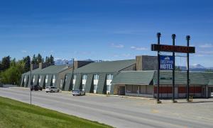 una calle con coches estacionados frente a un edificio en Crestwood Hotel en Hinton