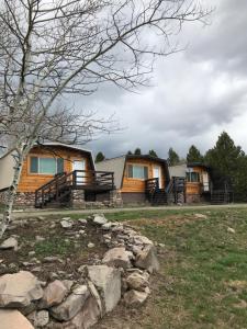 艾兰帕克迪夫特旅馆的一群有树和岩石的小屋