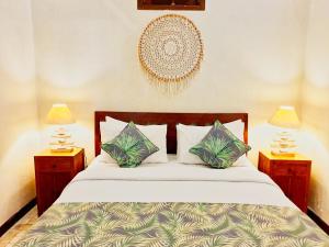 Ein Bett oder Betten in einem Zimmer der Unterkunft Tír na nÓg Beachfront Resort
