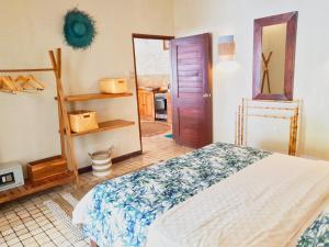 Ein Bett oder Betten in einem Zimmer der Unterkunft Tír na nÓg Beachfront Resort