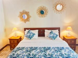 Ein Bett oder Betten in einem Zimmer der Unterkunft Tír na nÓg Beachfront Resort