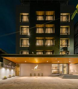 バンコクにあるP18 Hotel Bangkokの夜のホテル外観