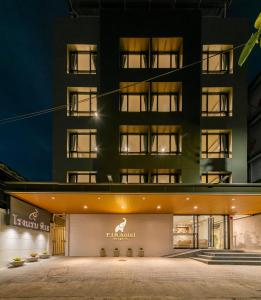 eine Darstellung der Fassade eines Hotels in der Nacht in der Unterkunft P18 Hotel Bangkok in Bangkok