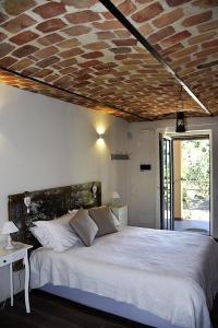 a bedroom with a bed with a brick ceiling at La Crusetta in San Marzano Oliveto