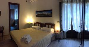 1 dormitorio con 1 cama con 2 toallas en Le Terrazze Sul Pollino B&B en Civita