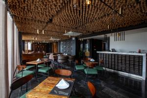 Ο χώρος του lounge ή του μπαρ στο Parosand Hanoi Hotel