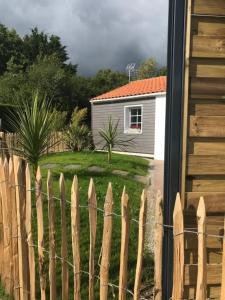 Το κτήριο όπου στεγάζεται  η παραθεριστική κατοικία +3 φωτογραφίες