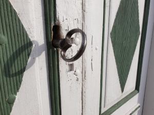 a metal doorhandle on a door with a window at Hofra Bed & Breakfast in Delsbo