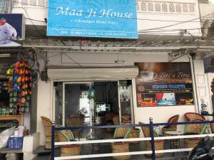 un negozio con sedie di fronte a un edificio di Maa Ji House - A boutique Homestay a Udaipur