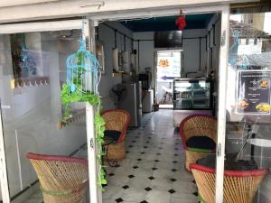 ウダイプールにあるMaa Ji House on Lake Picholaの椅子と柱の上の鳥かごがある部屋