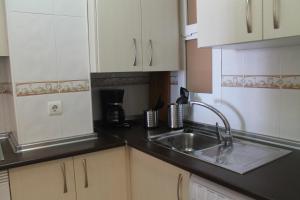 Kuchnia lub aneks kuchenny w obiekcie Sur Suites Torremolinos