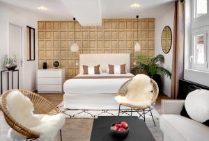 um quarto com uma cama e 2 cadeiras em Maison des Ducs em Dijon