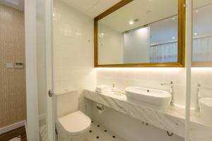 Uma casa de banho em Tung Nam Lou Art Hotel