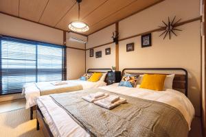 Postel nebo postele na pokoji v ubytování Chachamaru Osaka Castle Park