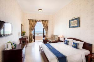 Postel nebo postele na pokoji v ubytování Beachfront Hotel