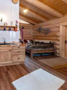 een keuken met houten wanden en een houten plafond bij Chalet Ellerbeck in Langdorf