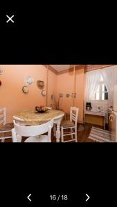 a room with a table and chairs and a kitchen at Villa Barchelona in Kallirákhi