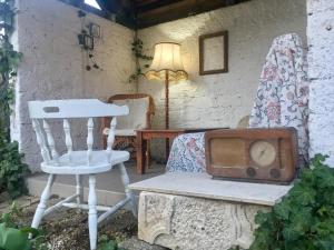 ein Zimmer mit einem Stuhl und einem alten Radio in der Unterkunft Bajtica Guesthouse in Bled