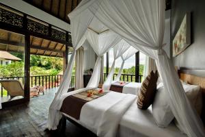 Кровать или кровати в номере Villa Kembang Bali Ubud