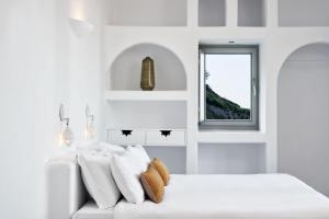 Ένα ή περισσότερα κρεβάτια σε δωμάτιο στο Skyfall Suites - Adults Only