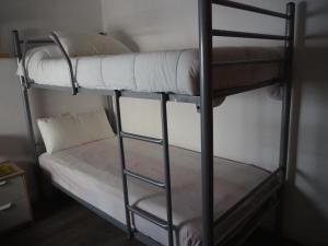 quelques lits superposés dans une chambre dans l'établissement APARTAMENTO MAR I CEL, à Blanes