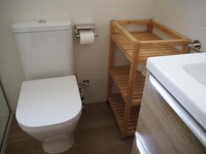 une salle de bain avec des toilettes blanches et un lavabo dans l'établissement APARTAMENTO MAR I CEL, à Blanes 43 autres photos
