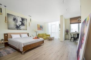 ein Schlafzimmer mit Bett und ein Wohnzimmer in der Unterkunft Студия в стиле лофт с прекрасным видом на город и красивые закаты! in Odessa