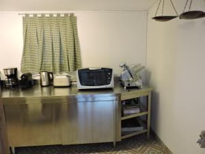 A kitchen or kitchenette at the green home