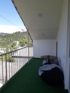 Svalir eða verönd á Akaki's Guesthouse