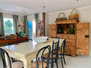 A kitchen or kitchenette at the green home