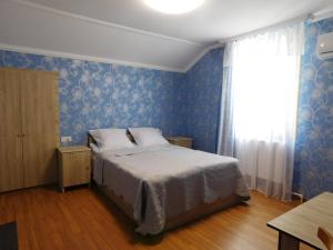 Rúm í herbergi á Akaki's Guesthouse