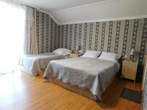 Rúm í herbergi á Akaki's Guesthouse