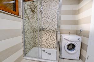 La salle de bains est pourvue d'une cabine de douche et d'un lave-linge. dans l'établissement Dubrovnik Heights, à Ivanica