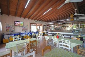 Ein Restaurant oder anderes Speiselokal in der Unterkunft Residence Villaggio Tiglio 