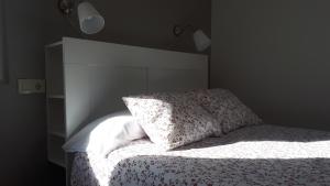 Una cama o camas en una habitación de Barrañán Arena Apartamentos