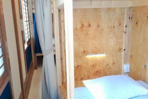 Uma cama ou camas num quarto em DJANGO Hostel & Lounge