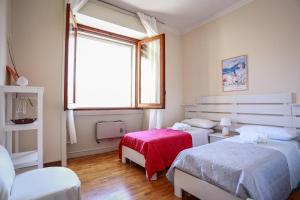 - une chambre avec 2 lits et une fenêtre dans l'établissement Marconi 7- City Centre Apartment SIT, à Lecce