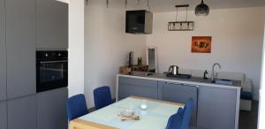 Kuchyň nebo kuchyňský kout v ubytování Apartments Perina