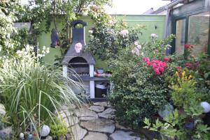Jardín al aire libre en gemütliche Zimmer im Einfamilienhaus